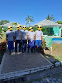 Foto real dos profissionais da Resolve Desentupidora reunidos