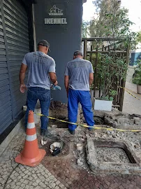 Profissionais da Resolve executando atendimento em área externa